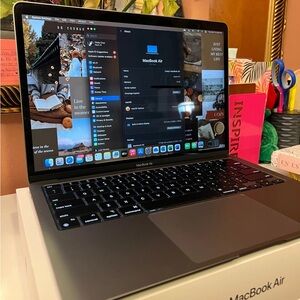 MacBook Air 13.3" Laptop - Apple M1 chip
8GB Memory - 256GB SSD - Space Gray
